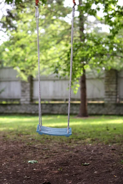 Balançoire en bois vide suspendue dans le jardin d'été — Photo