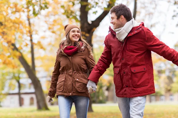 Joyeux jeune couple marchant dans le parc d'automne — Photo