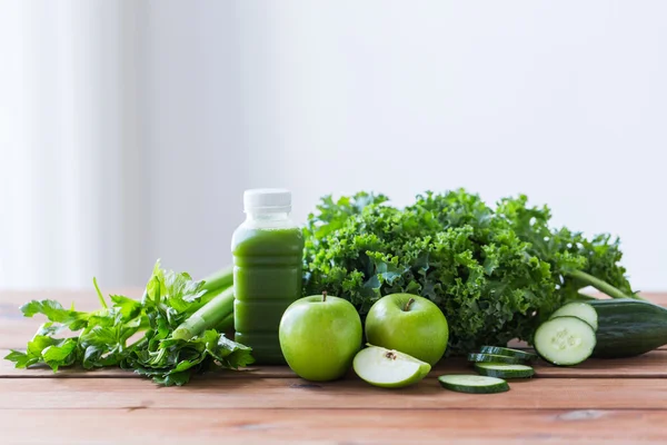 Yeşil suyu ve sebze ile şişe yakın çekim — Stok fotoğraf