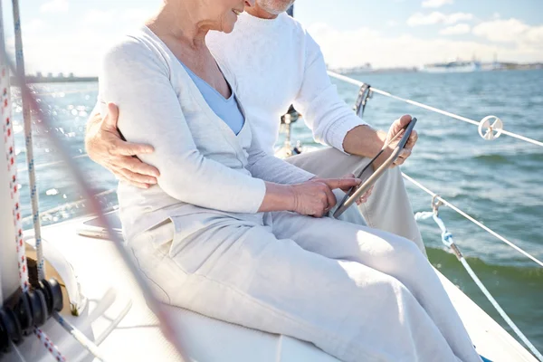 Senior paar met de tablet pc op zeilboot of jacht — Stockfoto