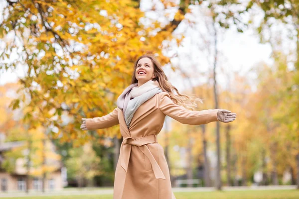 Hermosa mujer joven feliz caminando en el parque de otoño —  Fotos de Stock