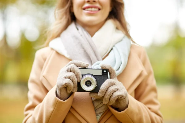 Close up de mulher com câmera no parque de outono — Fotografia de Stock