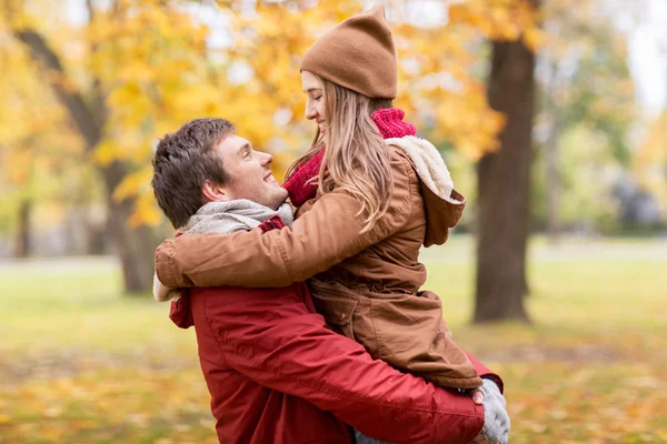快乐的年轻夫妇举行秋季公园 — 图库照片