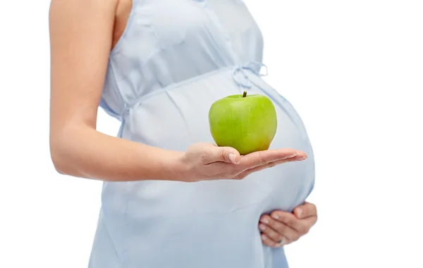 青リンゴを保持している妊娠中の女性のクローズ アップ — ストック写真