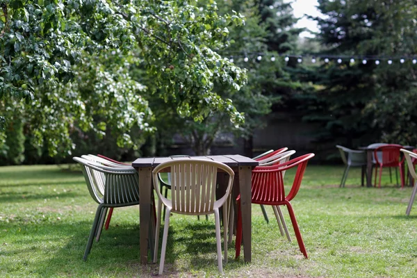 Mesa con sillas en el jardín de verano —  Fotos de Stock