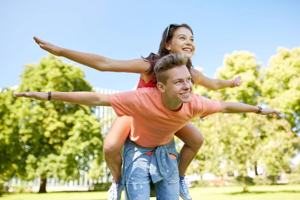 Счастливая пара-подросток веселится в летнем парке — стоковое фото