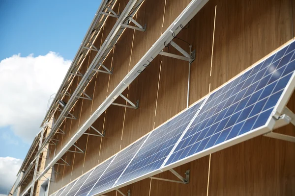 Panneaux solaires de batterie sur la façade du bâtiment — Photo