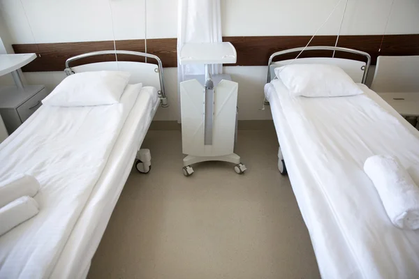 Sala de hospital con camas vacías limpias — Foto de Stock