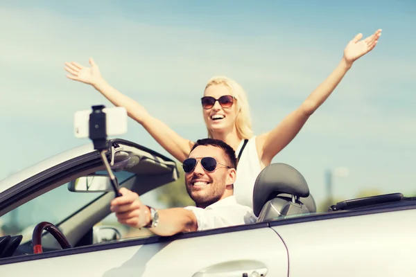 Lyckliga par i bil tar selfie med smartphone — Stockfoto