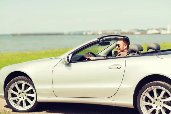 Hombre feliz conducir cabriolet coche al aire libre —  Fotos de Stock
