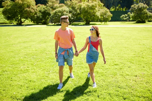 Mutlu genç çift yaz Park'ta yürüyüş — Stok fotoğraf