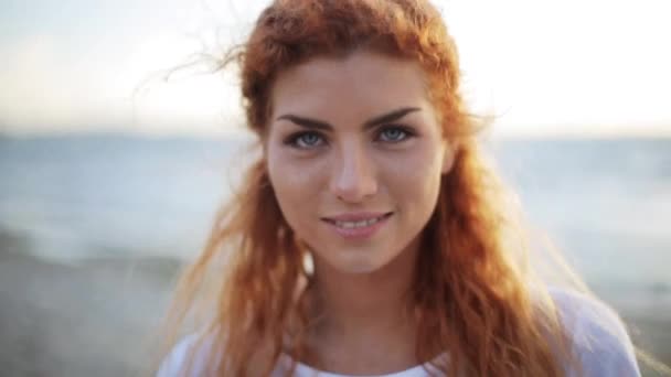 Heureux jeune rousse femme visage sur la plage — Video