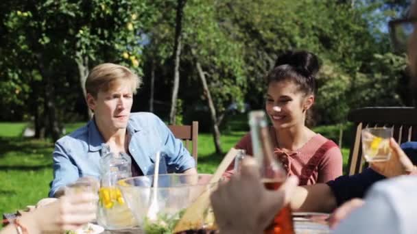 Счастливые друзья, ужинающие на даче — стоковое видео