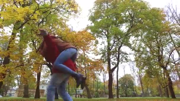 快乐的年轻夫妇，在秋天公园玩乐 — 图库视频影像