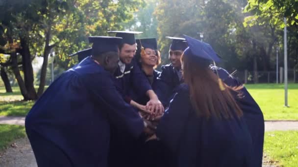 Spokojenými studenty v třecí misce desek s rukama nahoře — Stock video