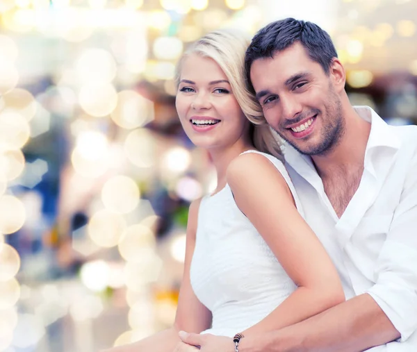 Feliz pareja divirtiéndose sobre luces fondo — Foto de Stock