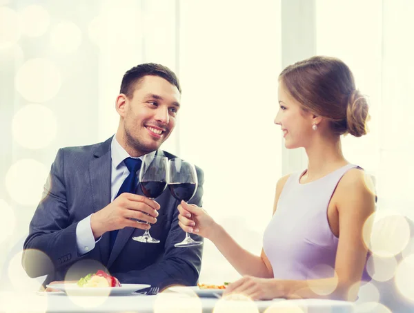 Ζευγάρι με το κυρίως πιάτο και κόκκινο κρασί στο εστιατόριο — Φωτογραφία Αρχείου