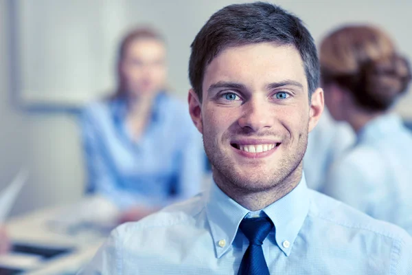 Uśmiechnięta twarz biznesmen w biurze — Zdjęcie stockowe
