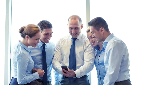 Affärsmän med smartphone och smartphones — Stockfoto