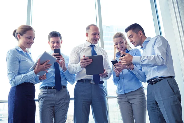 Pessoas de negócios com tablet pc e smartphones — Fotografia de Stock