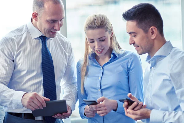 Gente de negocios con tableta PC y teléfonos inteligentes — Foto de Stock