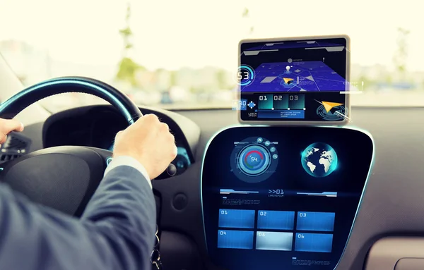 Detail člověka řídit auto s navigačním systémem — Stock fotografie