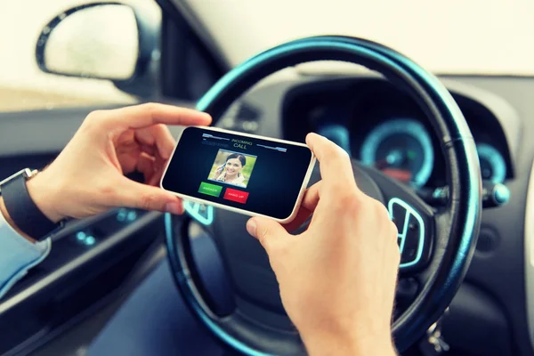 Mannelijke handen met video-oproep op smartphone in auto — Stockfoto