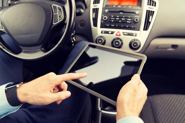 Nahaufnahme eines jungen Mannes mit Tablet-PC am Steuer — Stockfoto