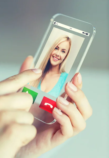 Detailní záběr ženy s příchozí hovor na smartphone — Stock fotografie