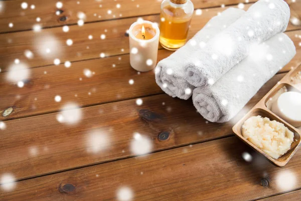 Ręczniki, Świeca, masaż ciała i oleju — Zdjęcie stockowe
