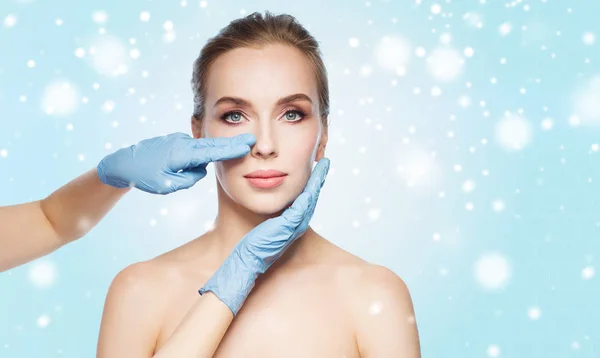 Chirurg oder Kosmetikerin Hände berühren Frau Gesicht — Stockfoto