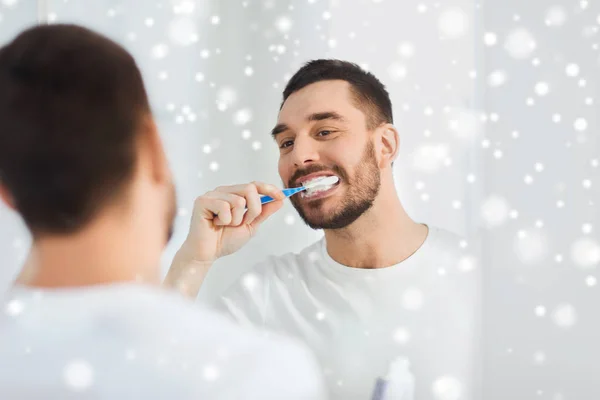 Hombre con cepillo de dientes limpieza de dientes en el baño —  Fotos de Stock