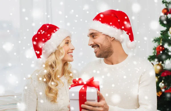 Casal feliz em casa com caixa de presente de Natal — Fotografia de Stock