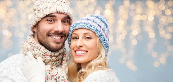 Close up de feliz casal em chapéus de inverno — Fotografia de Stock