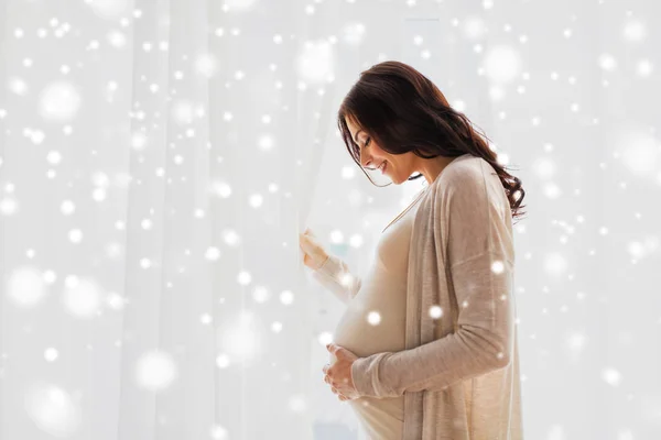 Gelukkig zwangere vrouw met grote buik — Stockfoto