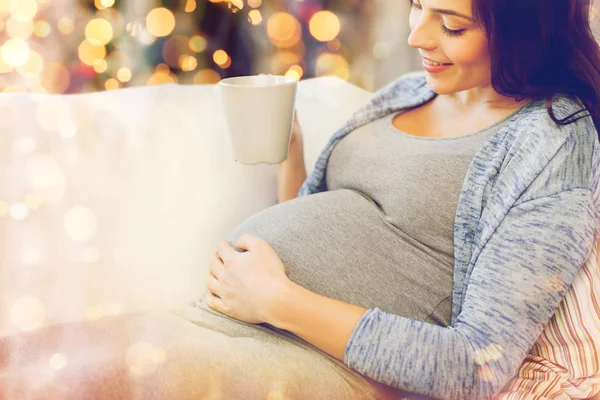 Primo piano della donna incinta che beve tè a casa — Foto Stock