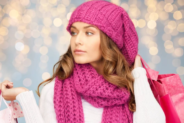 Gelukkige vrouw in winterkleren met shopping tassen — Stockfoto