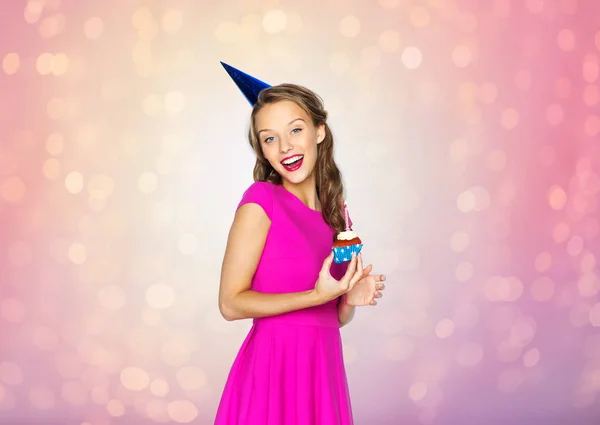 Donna felice o ragazza adolescente con cupcake di compleanno — Foto Stock