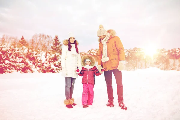 Famille heureuse avec enfant en vêtements d'hiver à l'extérieur — Photo