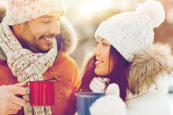Szczęśliwa para z filiżanki herbaty na zimowy krajobraz — Zdjęcie stockowe
