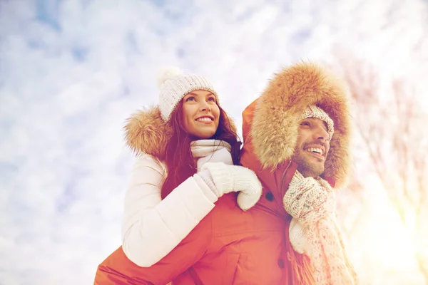 Casal feliz se divertindo sobre fundo de inverno — Fotografia de Stock