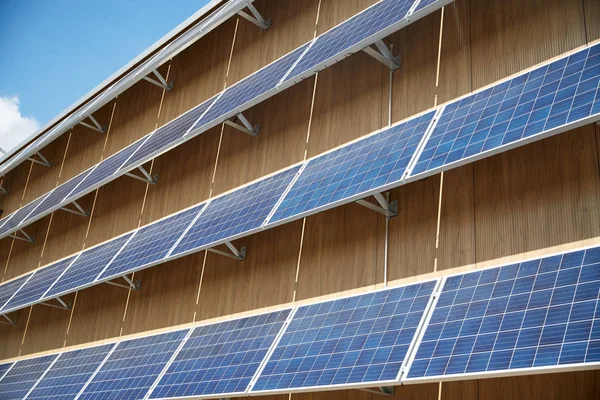 Paneli baterii słonecznych na budynek fasada — Zdjęcie stockowe
