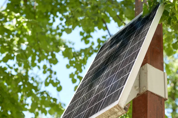 Nahaufnahme von Solarbatterie oder Solarzelle im Freien — Stockfoto