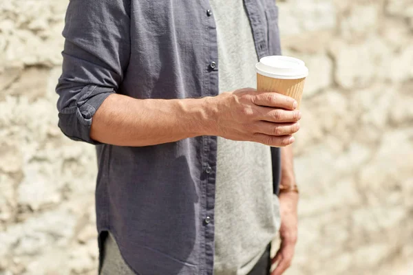 Close up de homem com copo de café de papel na rua — Fotografia de Stock