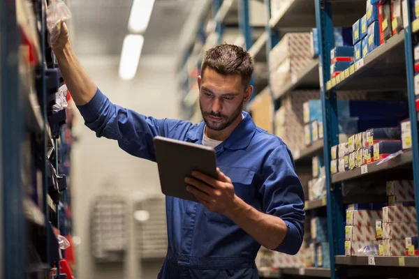 Meccanico o fabbro con tablet pc in officina — Foto Stock