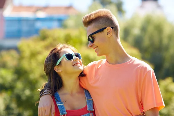 Lyckliga teenage paret tittar på varandra i park — Stockfoto