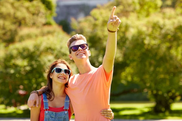 Casal feliz apontando dedo no parque de verão — Fotografia de Stock