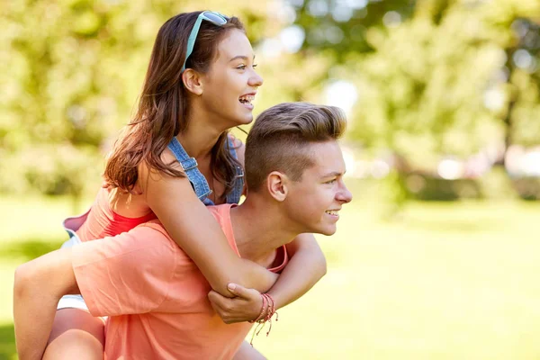 Feliz casal adolescente se divertindo no parque de verão — Fotografia de Stock