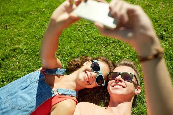 Casal feliz tomando selfie no smartphone no verão — Fotografia de Stock