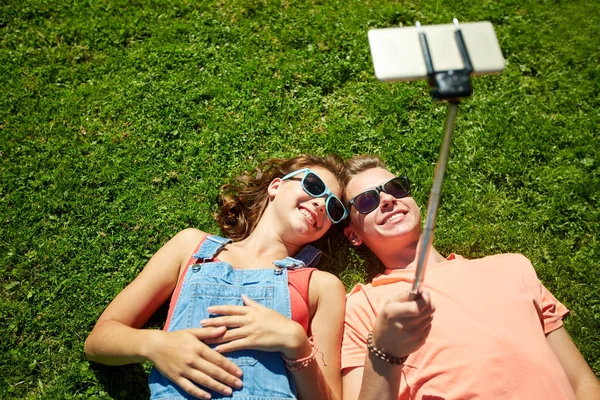 Feliz pareja tomando selfie en el teléfono inteligente en verano —  Fotos de Stock